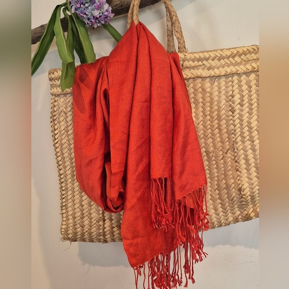 Elegant Tan Woven Bag with Red Scarf - Picture 4 of 5